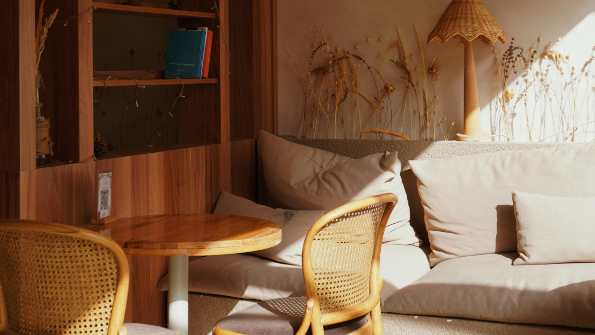 У Долині люди скаржаться на рекламну вивіску, яка світить їм у вікна