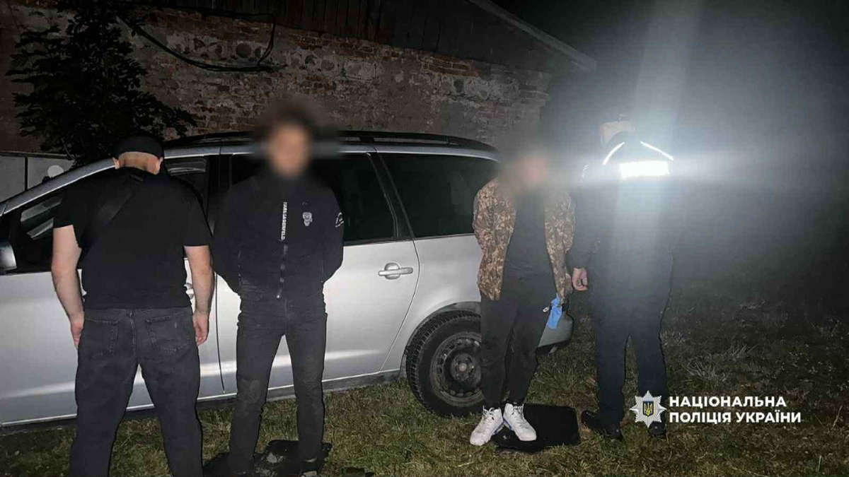 На Прикарпатті двоє чоловіків побили вікна у рейсовому автобусі