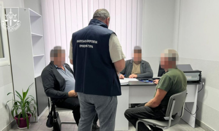 На Прикарпатті 9 посадовців отримали підозри через масштабні незаконні рубки лісу