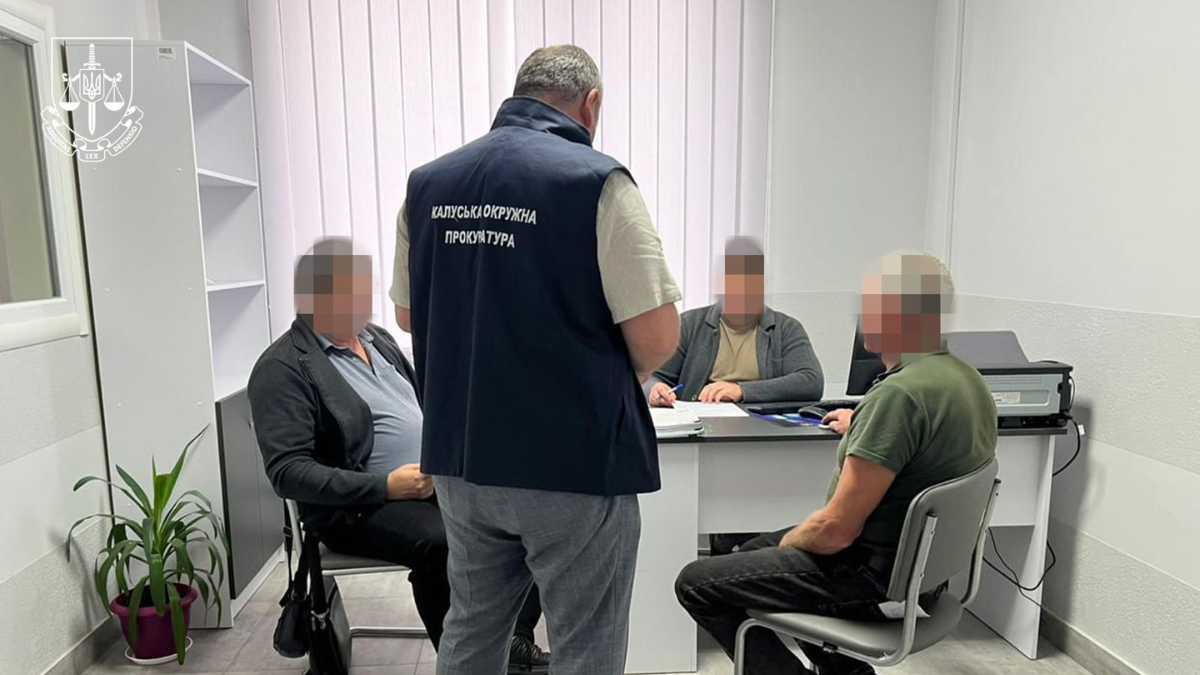 На Прикарпатті 9 посадовців отримали підозри через масштабні незаконні рубки лісу