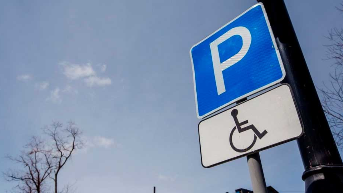 У Долині біля лікарні потрібно зробити місця для паркування