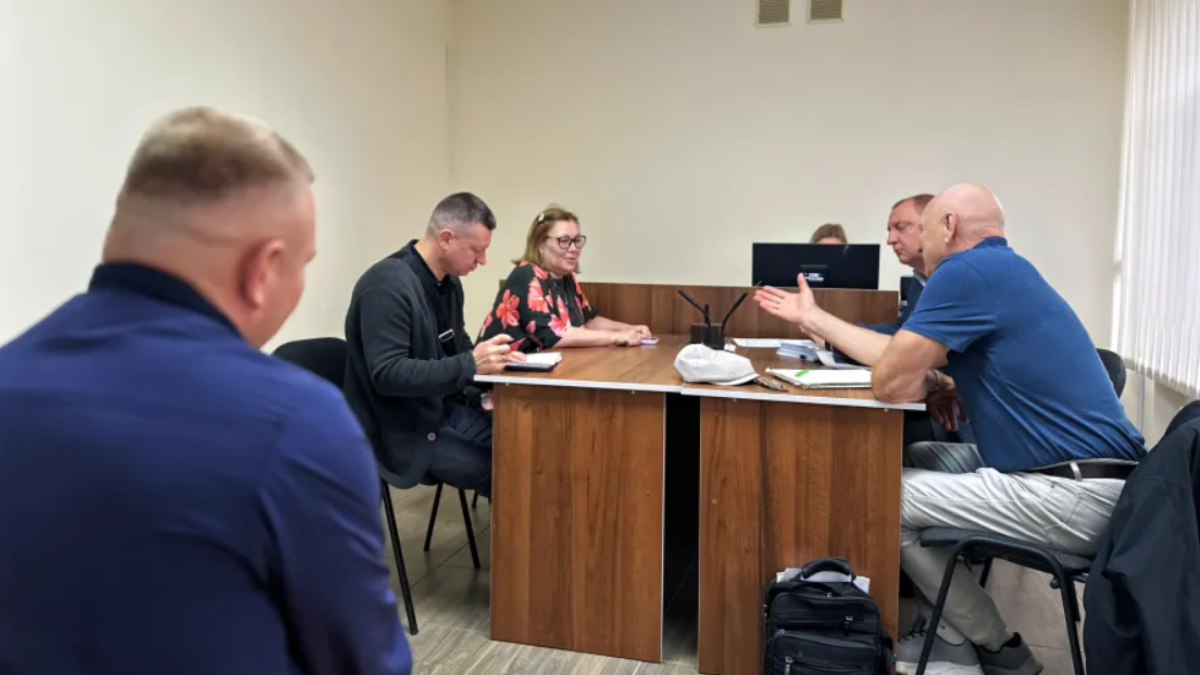 Депутат Тарас Барнич виплатив потерпілій моральну шкоду, а допит свідків відклали на жовтень