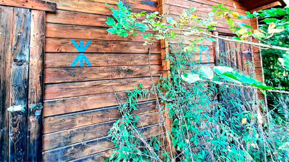 Беріть гумаки і заспокійливе: вуличні туалети у Брошневі-Осаді вражають "колоритністю"