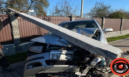 У Калуші в житловому масиві "Підгірки" водій в'їхав в стовп