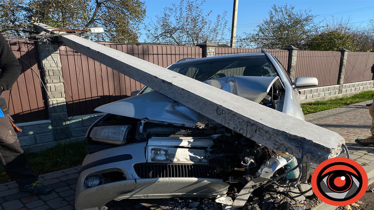 У Калуші в житловому масиві "Підгірки" водій в'їхав в стовп