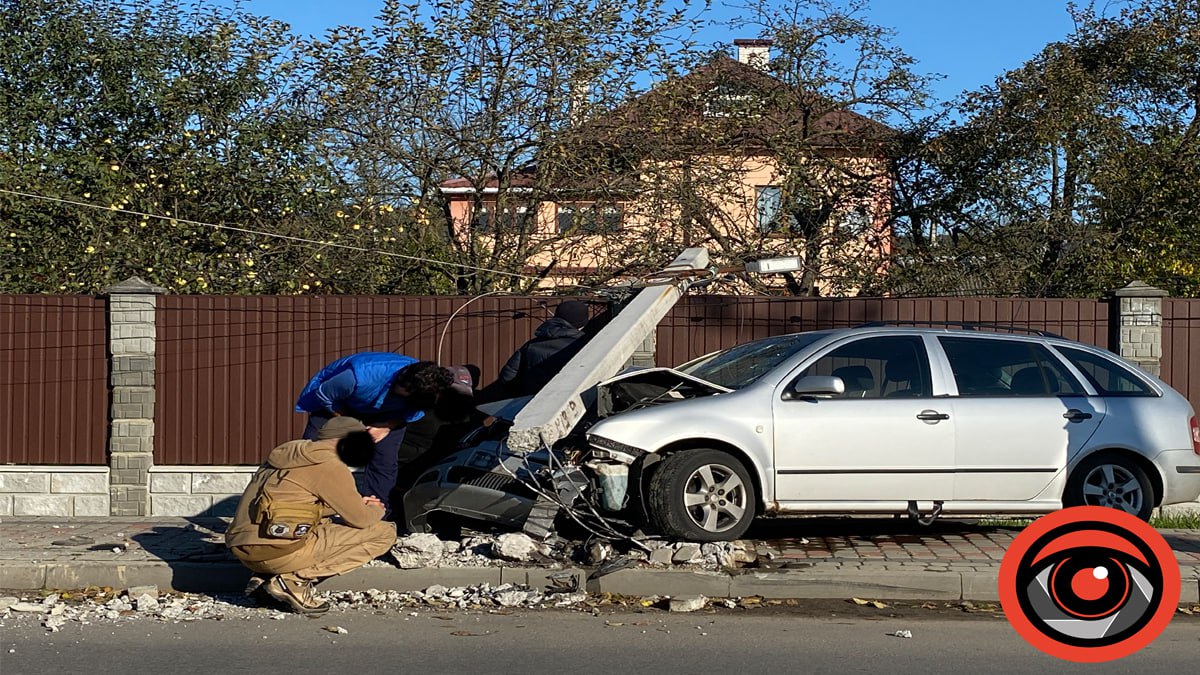 У Калуші в житловому масиві "Підгірки" водій в'їхав в стовп