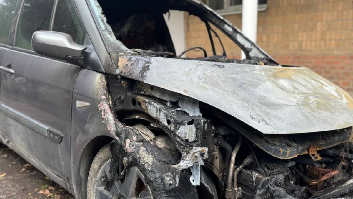 На Прикарпатті чоловік "замаскував" цивільне авто під військове, а тоді підпалив