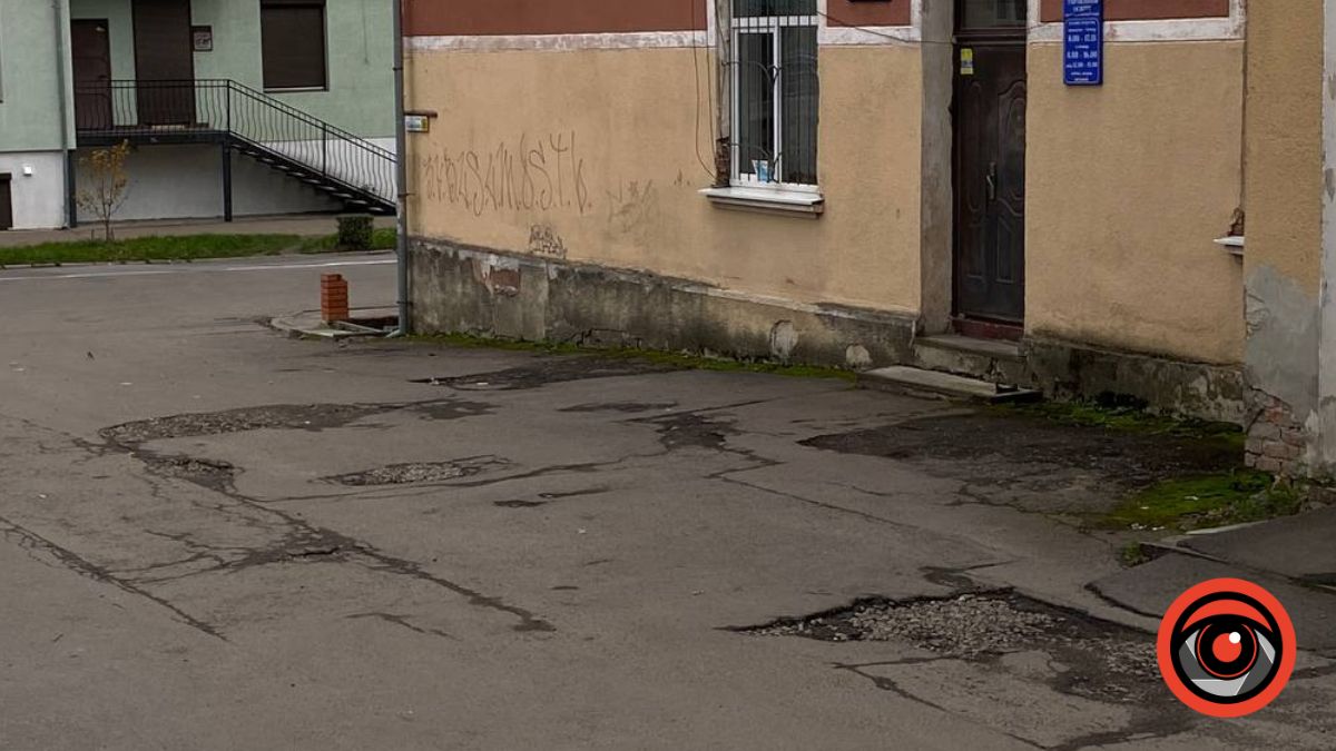 Жителі Калуша просять відремонтувати дорогу — ями там вже понад десятиліття
