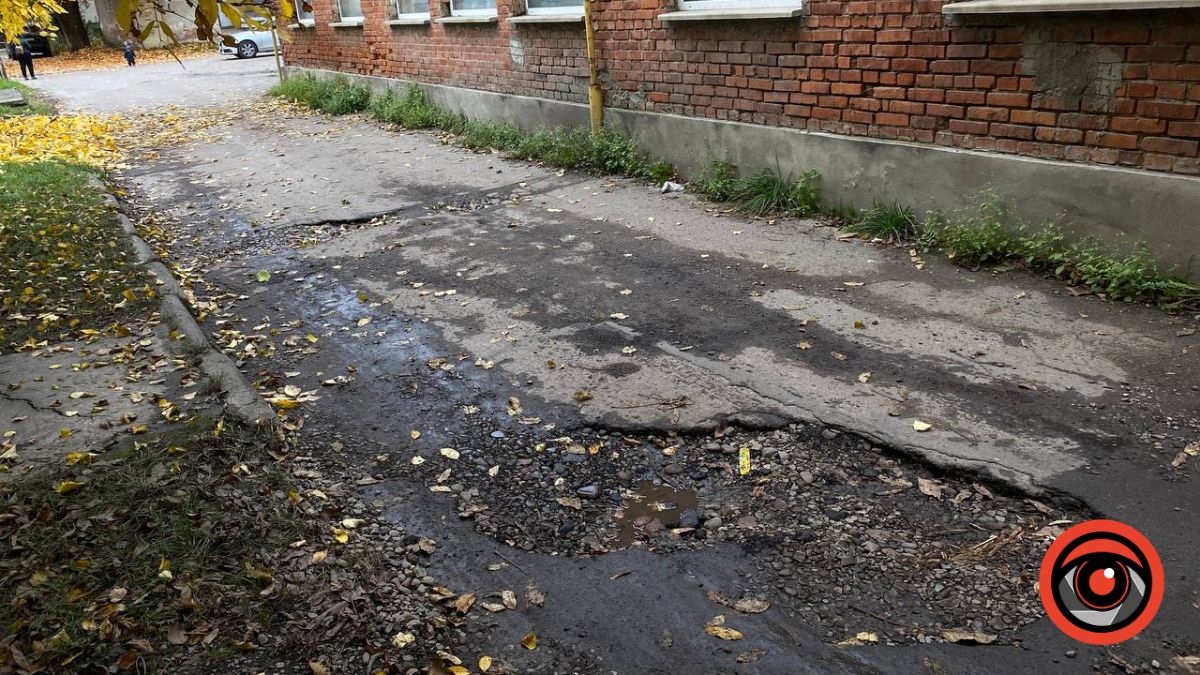 Жителі Калуша просять відремонтувати дорогу — ями там вже понад десятиліття