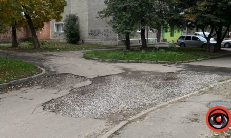 Жителі Калуша просять відремонтувати дорогу — ями там вже близько десятиліття