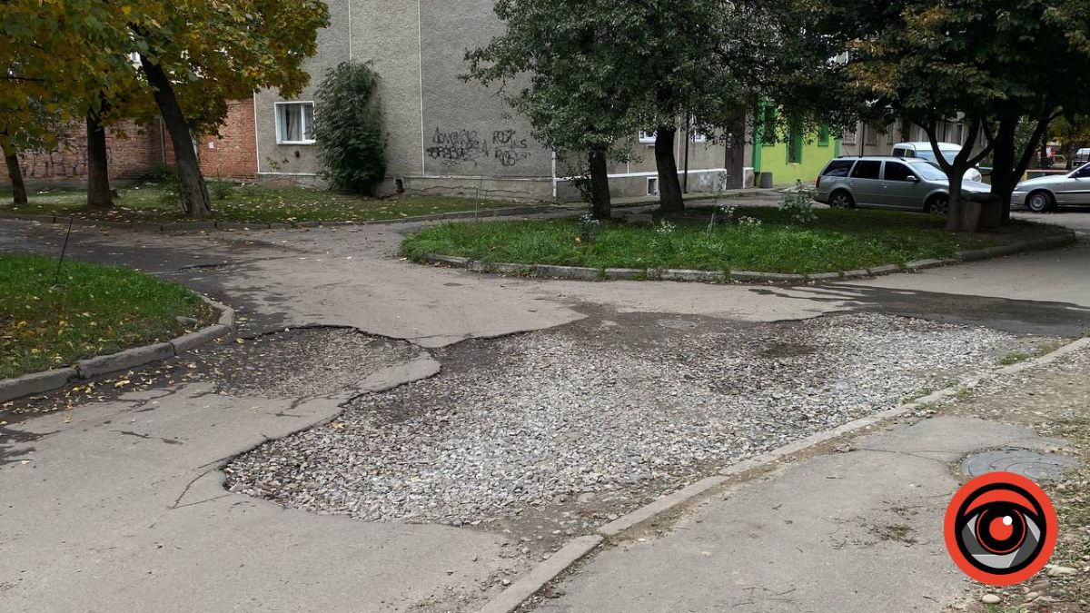 Жителі Калуша просять відремонтувати дорогу — ями там вже близько десятиліття