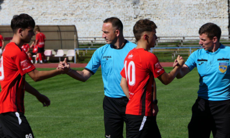 Гравці ФК "Хімік" Калуш вітаються з арбітрами перед матчем