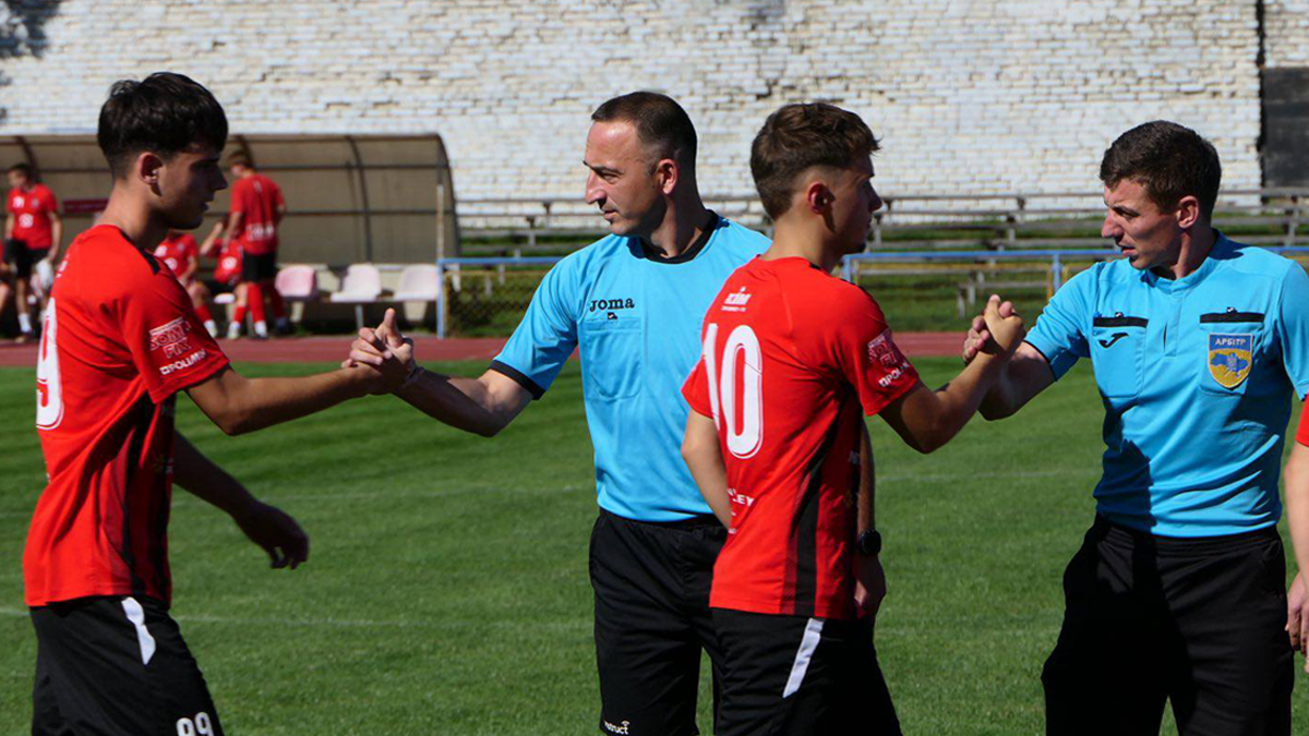 Гравці ФК "Хімік" Калуш вітаються з арбітрами перед матчем