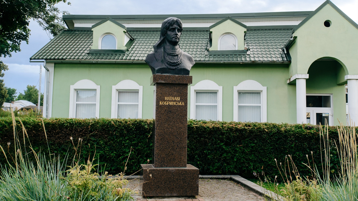 Пам'ятник першій українській феміністці Наталії Кобринську у Болехові