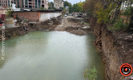 Біля озера в Івано-Франківську на будмайданчику обвалюється котлован і тягне за собою вікові дерева