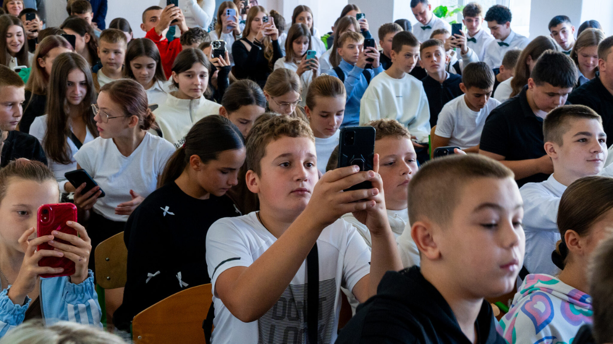 Студенти УКУ допомогли Тисівському ліцею осучаснити кабінет фізики