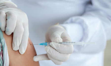 медик колить вакцину у плече