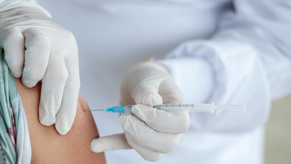 медик колить вакцину у плече