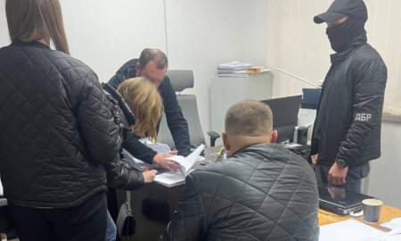 Начальника відділу Західного міжрегіонального управління ДМС та його підлеглого запідозрили у хабарництві