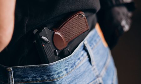 У Калуші жінку оштрафували за сприяння в отриманні дозволу на зброю за гроші