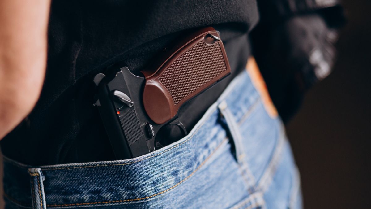 У Калуші жінку оштрафували за сприяння в отриманні дозволу на зброю за гроші