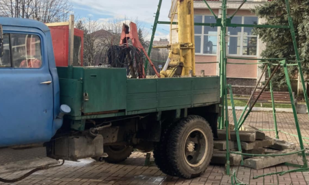 У Долині почали встановлювати різдвяну ялинку