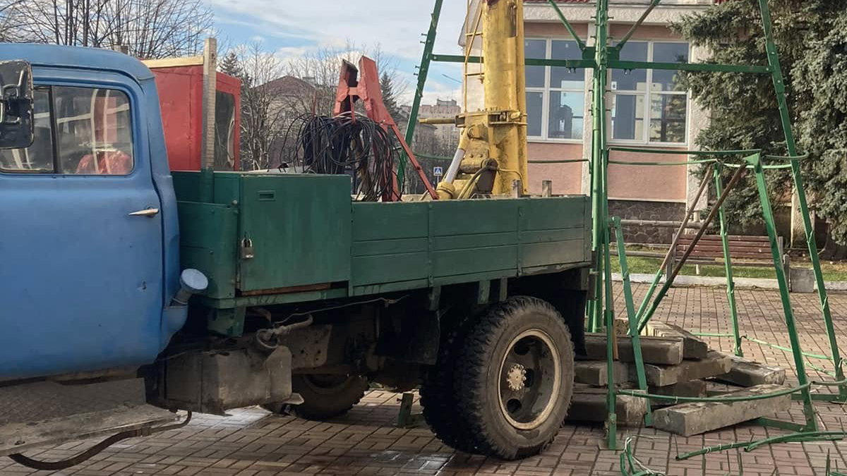 У Долині почали встановлювати різдвяну ялинку