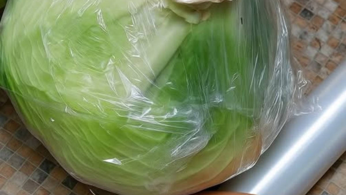 Як зберегти капусту якомога довше: знадобиться лише м'який папір та плівка