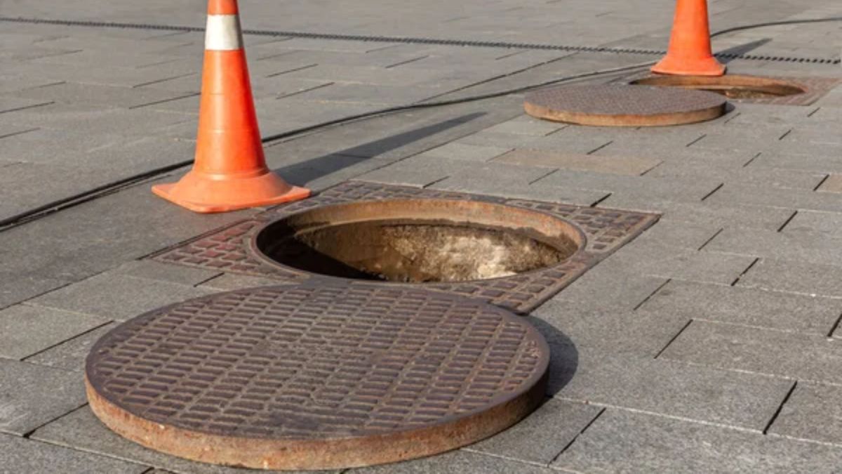 Начальник муніципальної інспекції провалився в люк