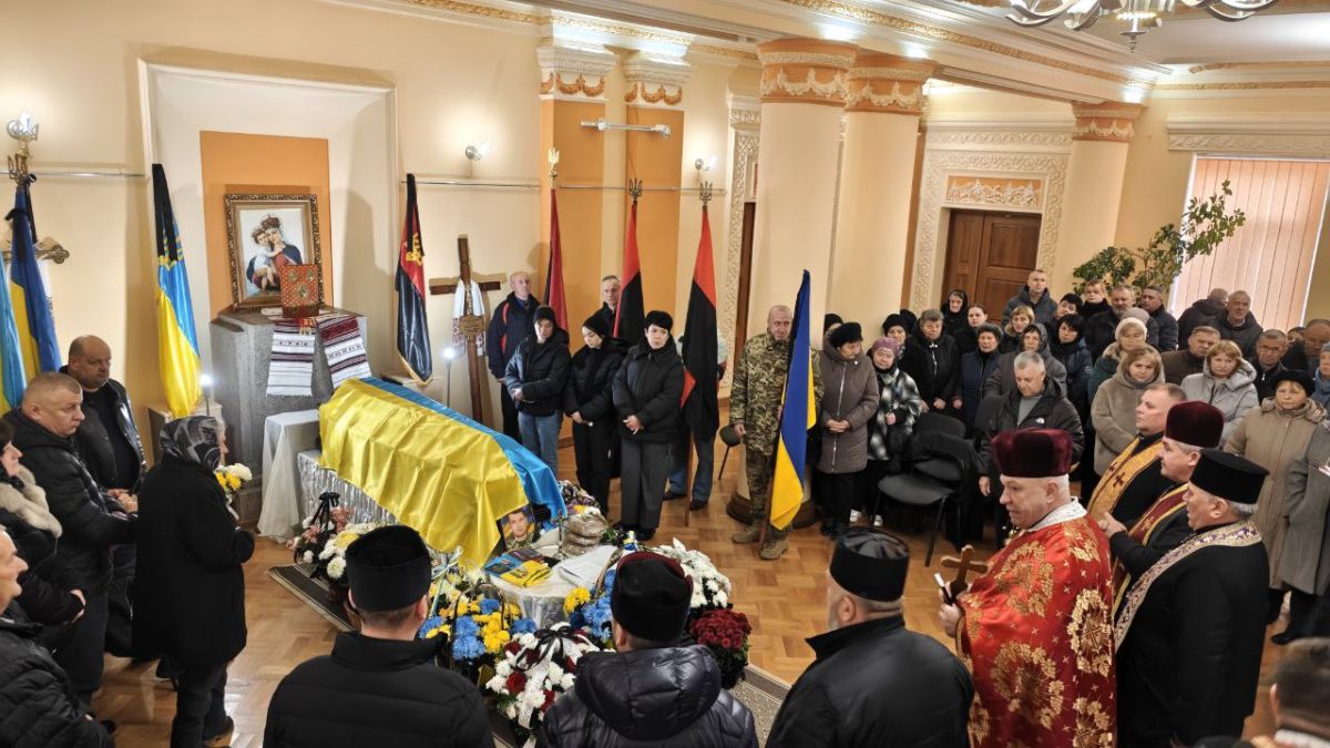У Брошневі -Осаді провели в останню путь Героя Ігоря Іваськіва