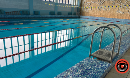 У Калуші люди похилого віку ходять на безкоштовні заняття з плавання