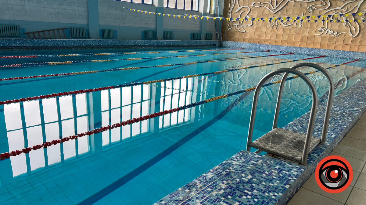 У Калуші люди похилого віку ходять на безкоштовні заняття з плавання