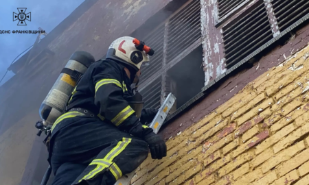 У Калуші горів цех одного з підприємств. Вогнеборці вже загасили пожежу