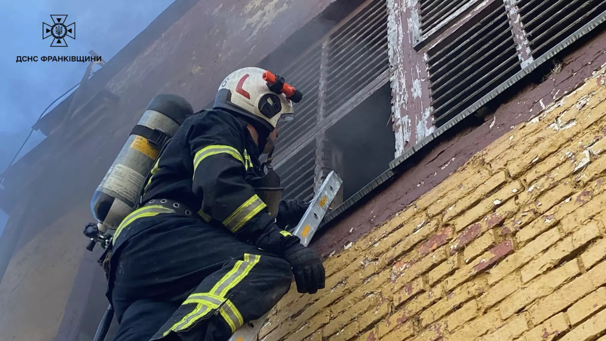 У Калуші горів цех одного з підприємств. Вогнеборці вже загасили пожежу