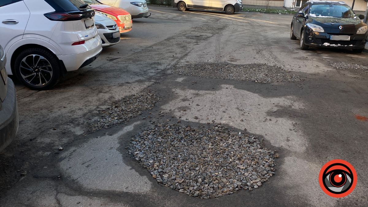 На вулиці Винниченка у Калуші засипали ями