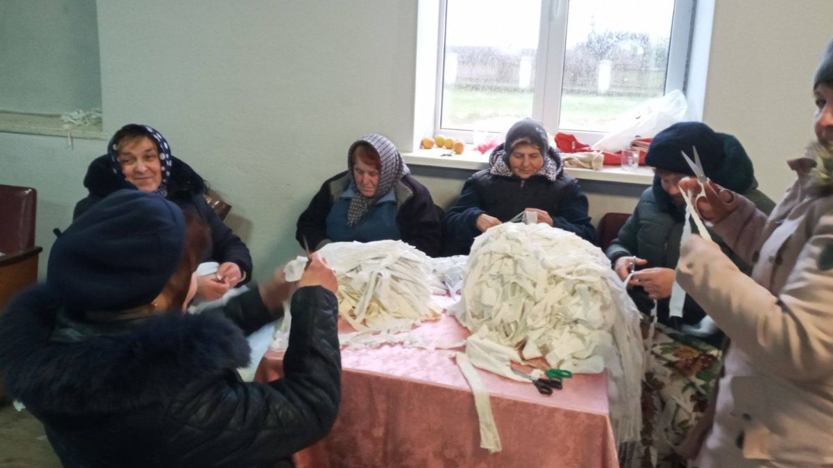 Волонтери з Довгого-Войнилова 4 роки плетуть сітки