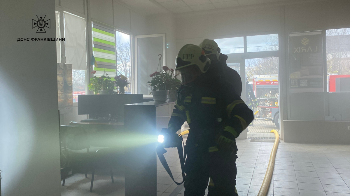 На Прикарпатті в офісному приміщенні стався вибух: травмовано двох людей | ВІДЕО