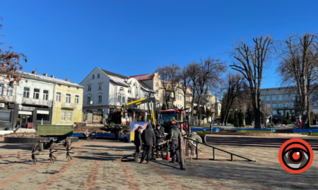 У Калуші починають встановлювати новорічну ялинку | ФОТОФАКТ