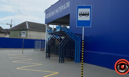 У Калуші планують обмежити паркування біля «Епіцентру» через скарги водіїв