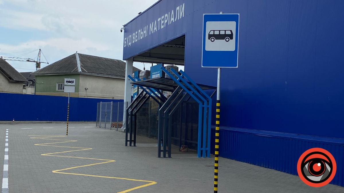 У Калуші планують обмежити паркування біля «Епіцентру» через скарги водіїв