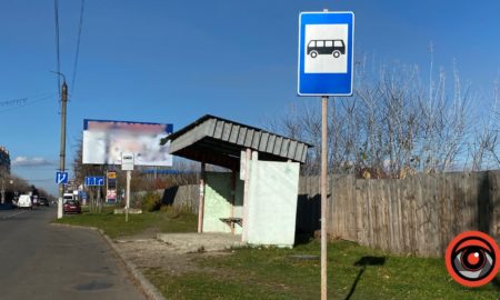 У Калуші біля зупинки, що на вулиці Євшана відсутній тротуар