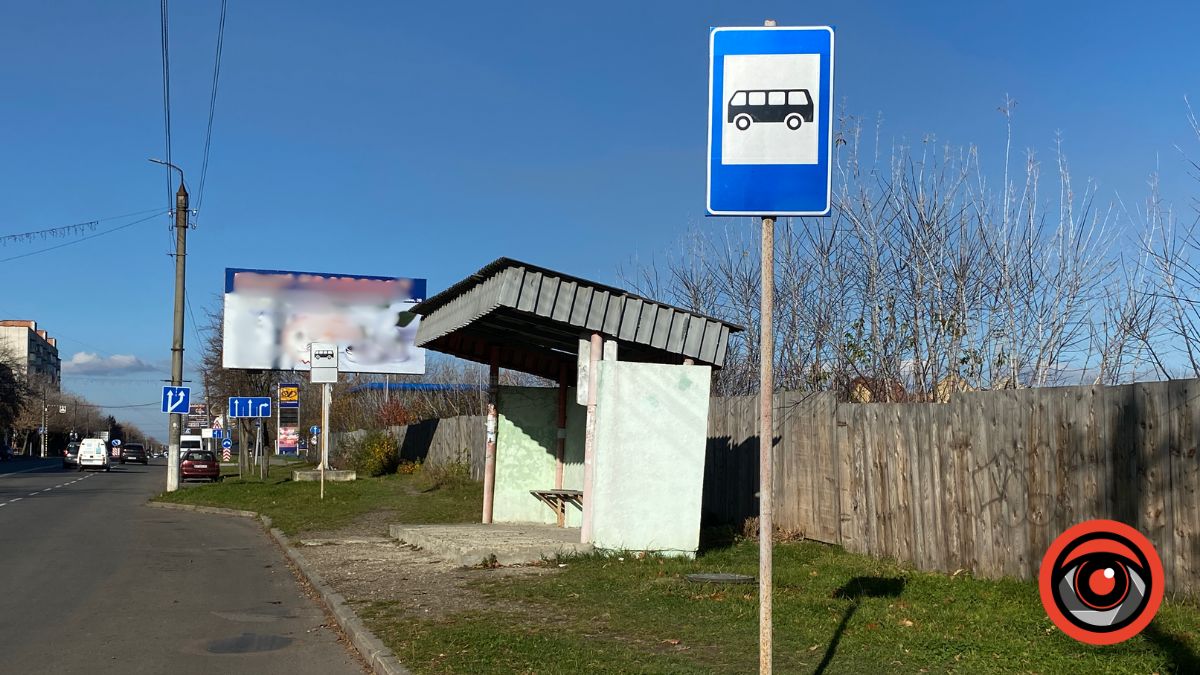 У Калуші біля зупинки, що на вулиці Євшана відсутній тротуар