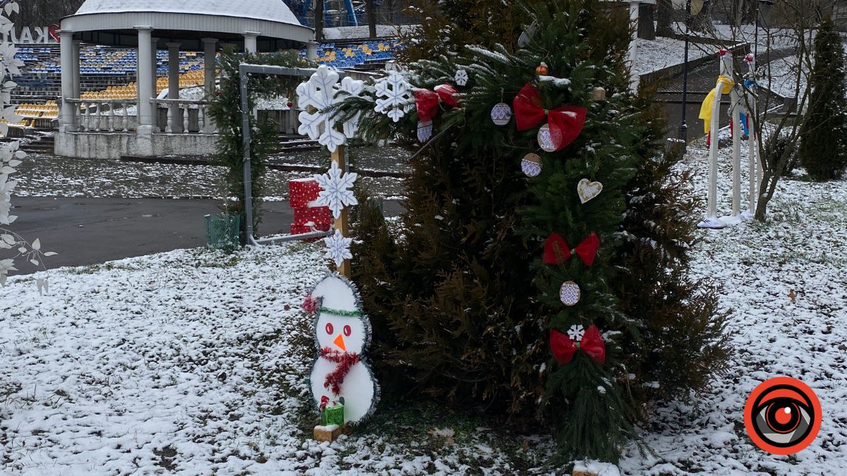 Як калуські школярі прикрасили парк до свят