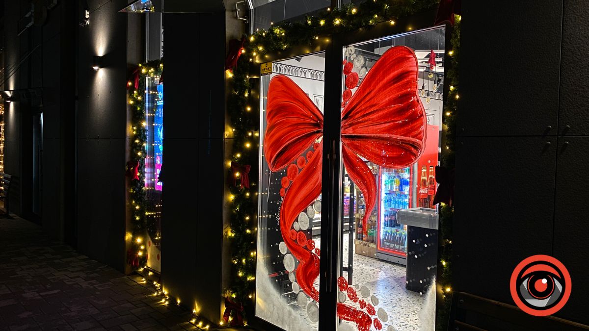 Як у Калуші задекорували вітрини до різдвяно-новорічних свят