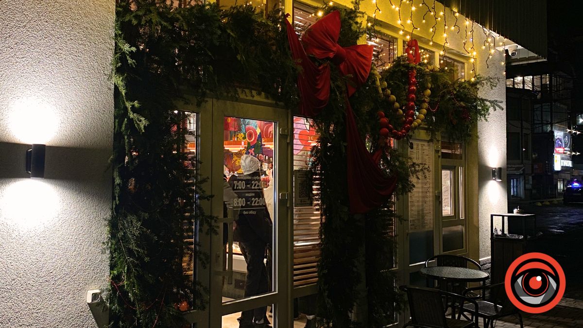 Як у Калуші задекорували вітрини до різдвяно-новорічних свят