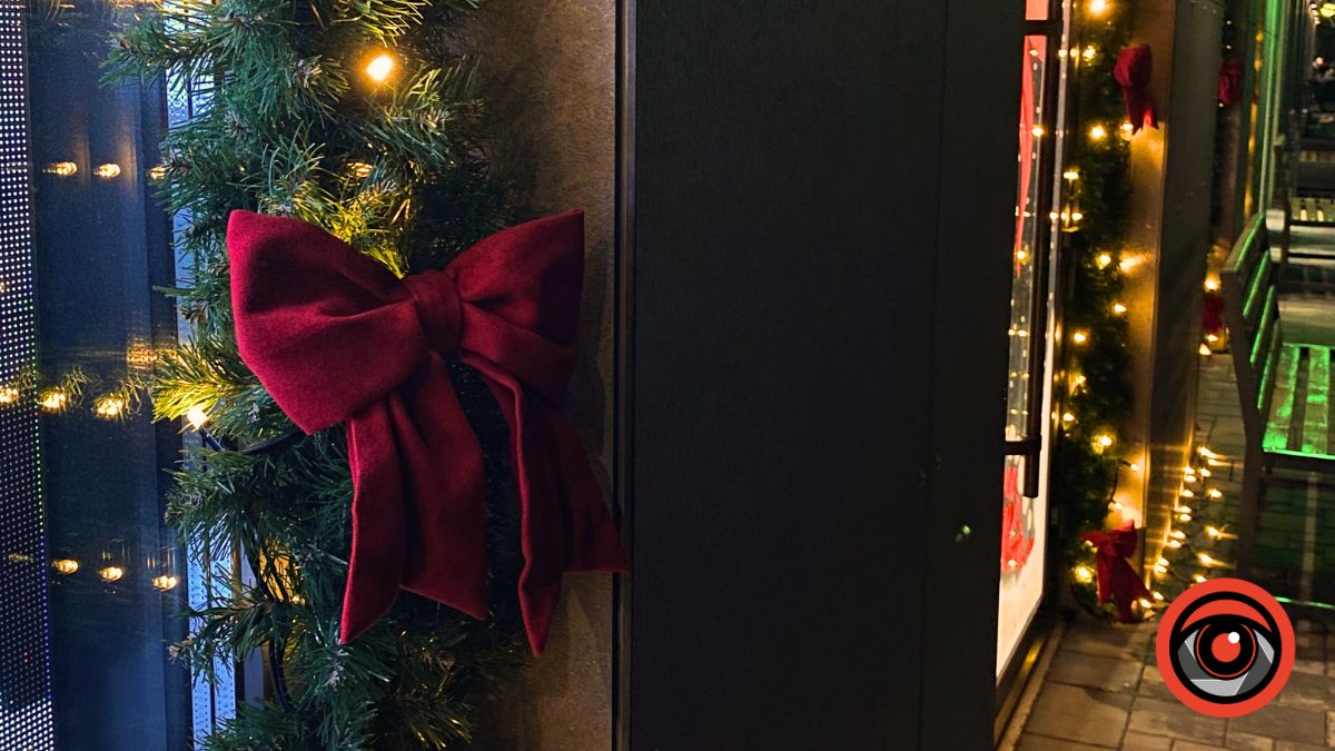 Як у Калуші задекорували вітрини до різдвяно-новорічних свят