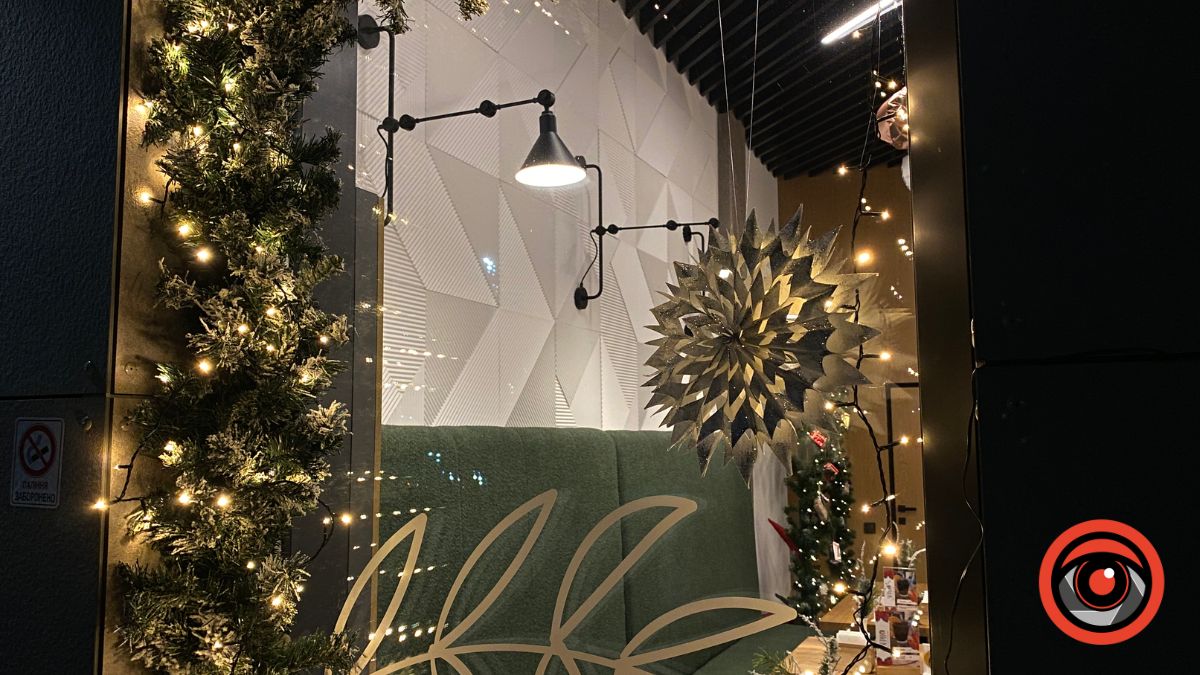 Як у Калуші задекорували вітрини до різдвяно-новорічних свят