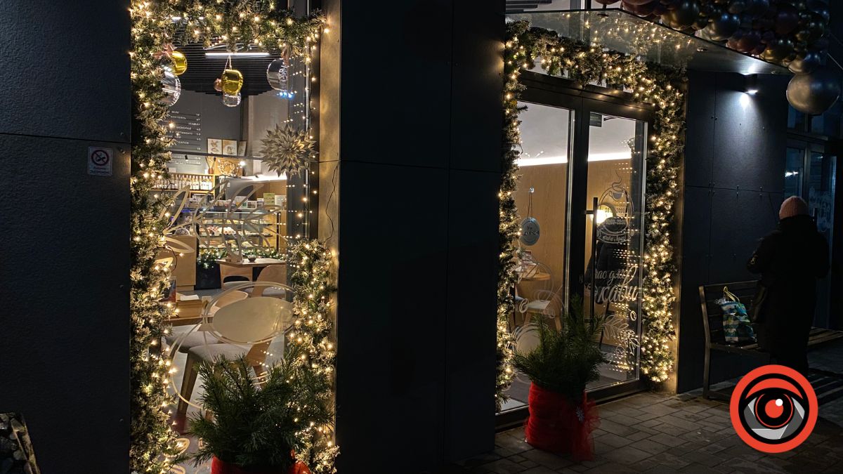 Як у Калуші задекорували вітрини до різдвяно-новорічних свят