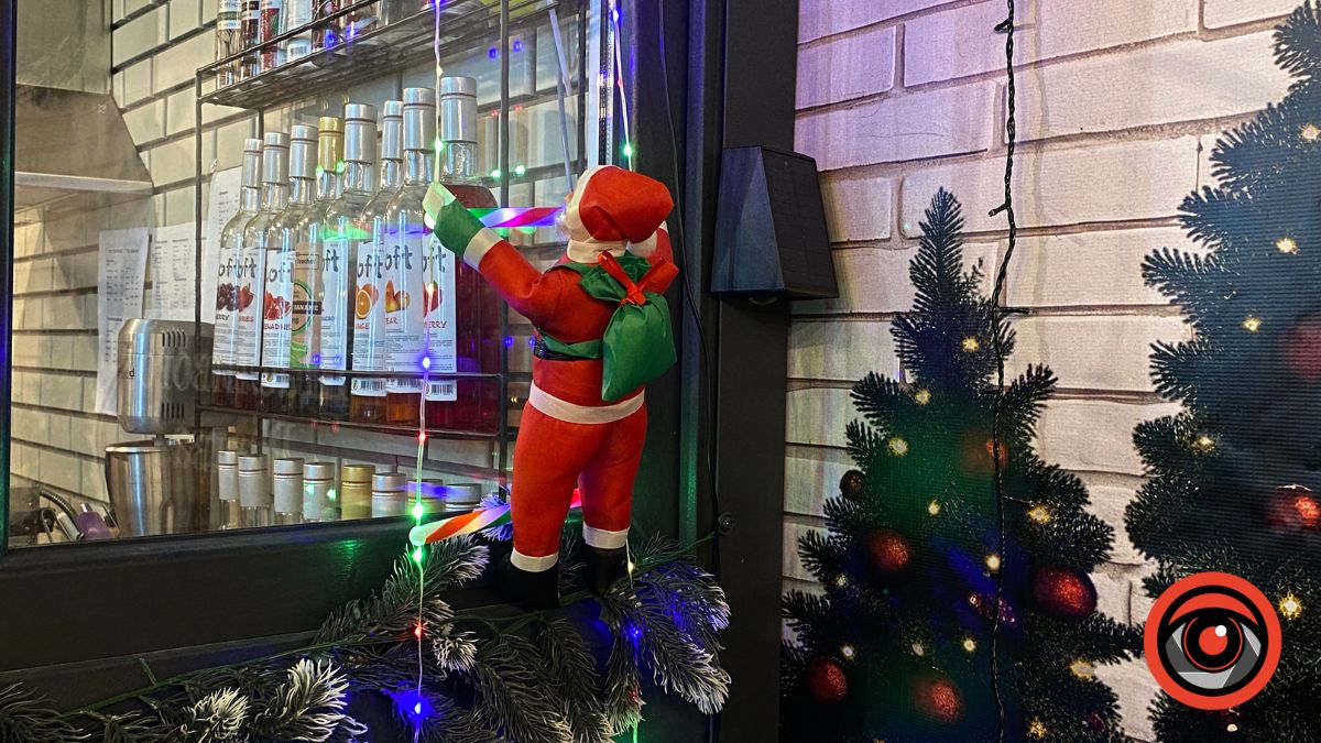 Як у Калуші задекорували вітрини до різдвяно-новорічних свят