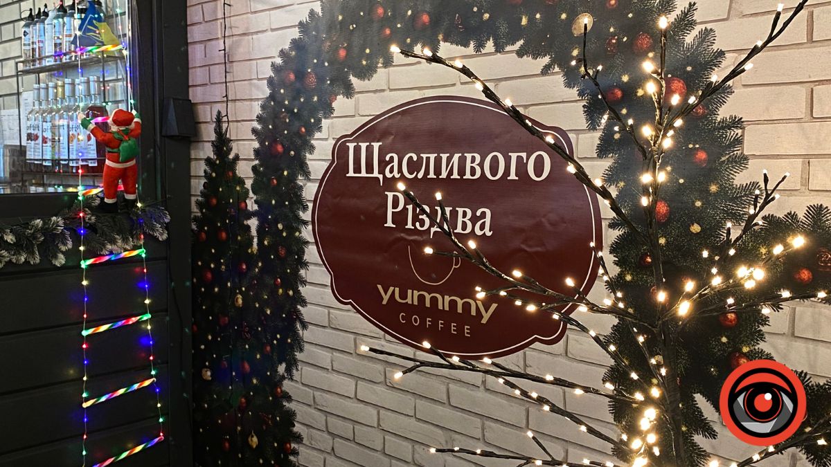 Як у Калуші задекорували вітрини до різдвяно-новорічних свят